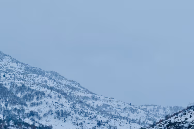 Verschneite Berge Griechenlands im Winter