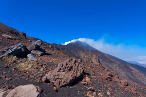 Etna yanardağı: kraterlere nasıl tırmanılır ve eteklerinde neler görülür