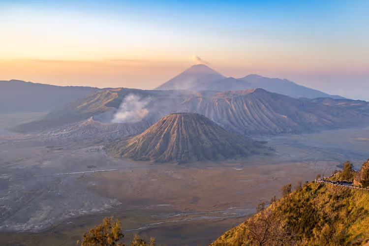 Sonnenaufgang über dem Bromo mit Rauch