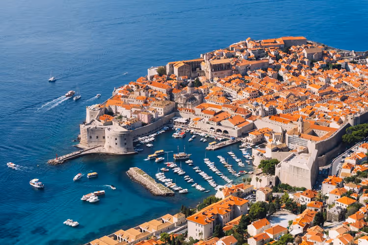 Dubrovnik'in eski şehri ve surları panoraması