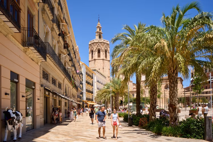 Gate i Valencia med katedralens klokketårn
