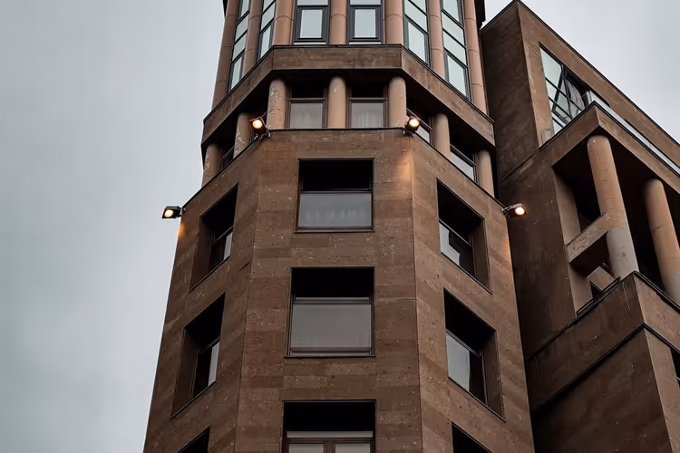 Gebäude mit einem Turm in Jerewan