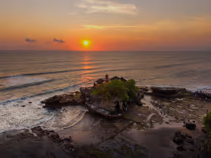 Pura Tanah Lot: når fjæra åpner veien til tempelet i havet