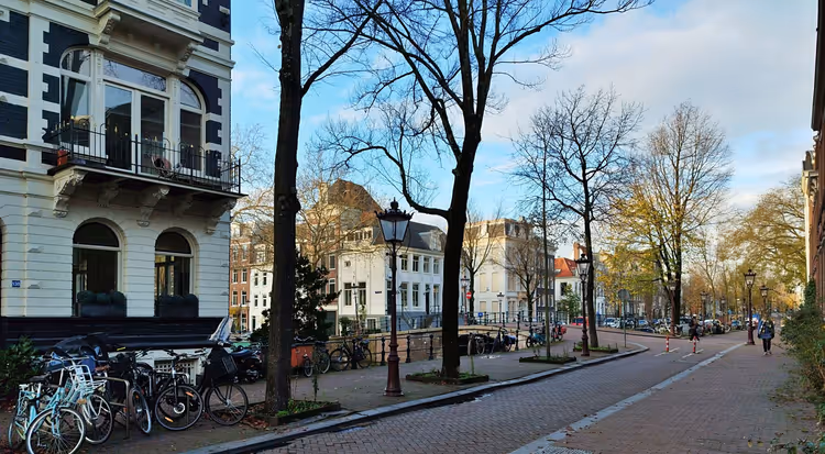 Gate i Amsterdam med sykler og klassiske hus