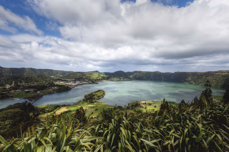 Kratermeren van Sete Cidades in een groene caldera onder de wolken
