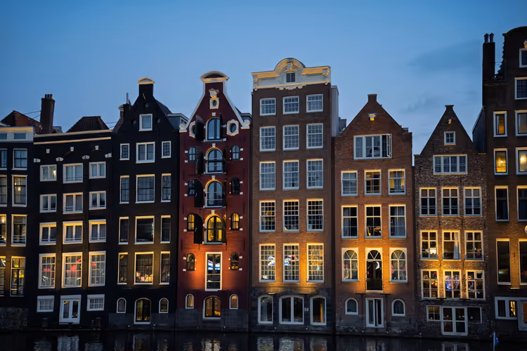 Amsterdamse grachtenpanden in de schemering