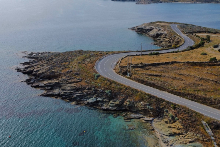 Strada costiera lungo il mare in Grecia