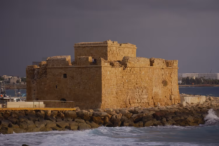 Steinfestung von Paphos Castle am Meer