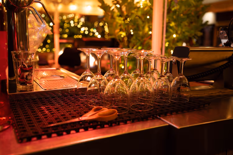 Omgekeerde glazen op een bar met lampjes
