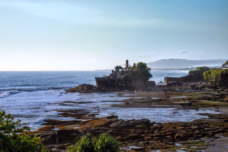 Tanah-Lot-Tempel an der Felsküste Balis im Meer