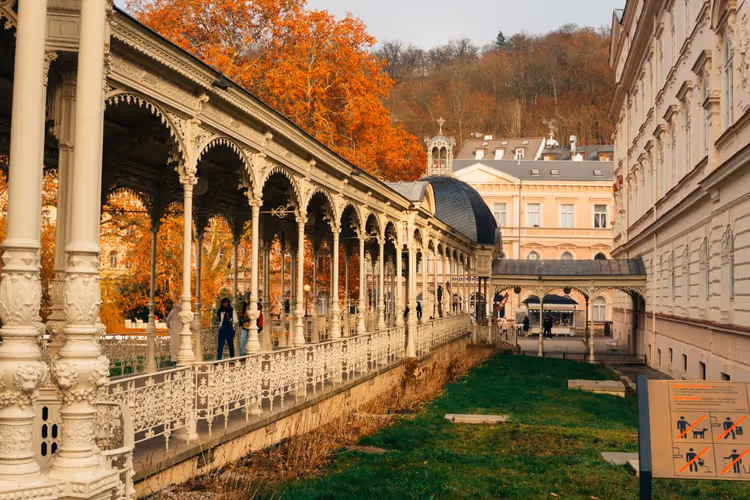 Colunata de outono em Karlovy Vary