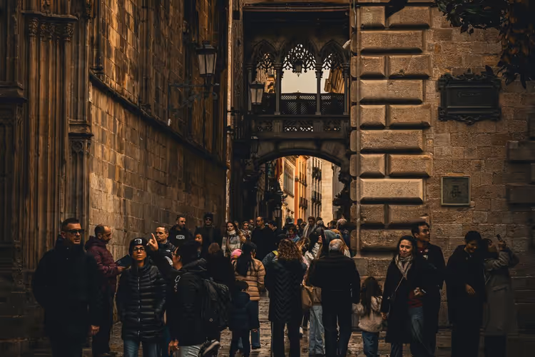Folkemengde i en smal gate i Barcelonas gotiske kvarter