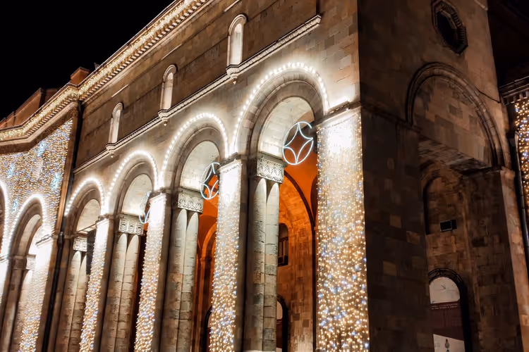 Beleuchtetes Gebäude im Zentrum von Jerewan