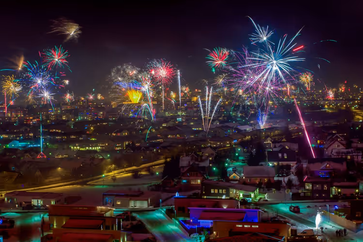 Yılbaşı gecesi Reykjavik üzerinde havai fişekler