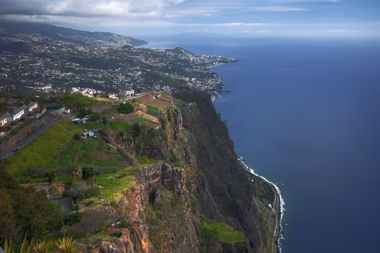Cabo-Girão-Klippe mit Terrassen und Meerblick