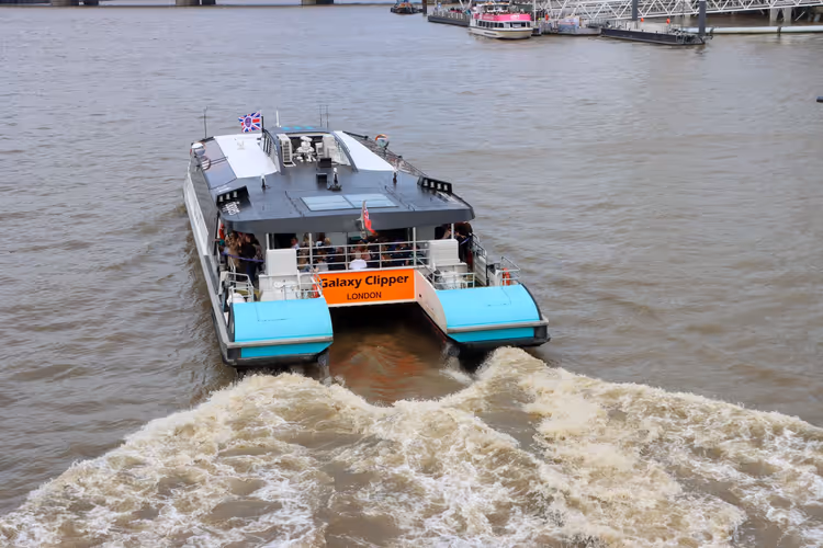 Thames'te yolcularla Galaxy Clipper katamaranı