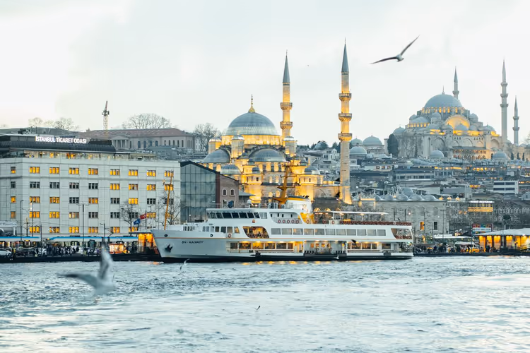 Sonnenuntergang über dem Bosporus und Möwen