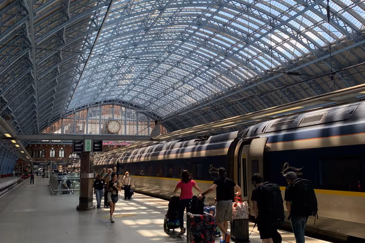 Passasjerer på St Pancras stasjon ved et Eurostar-tog