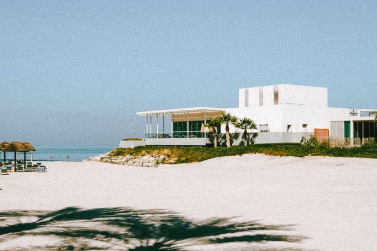 Strand og feriested ved kysten av Ras Al Khaimah