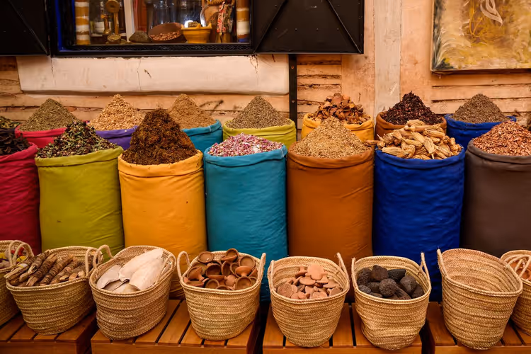 Marakeş Medina'sındaki bir pazarda baharatlar