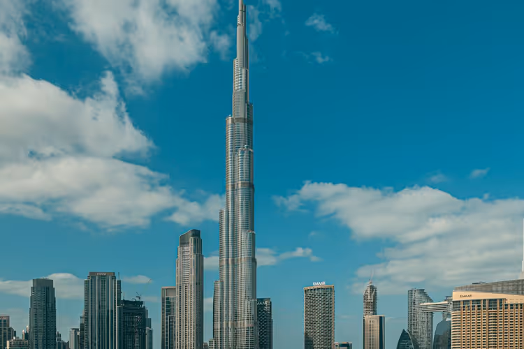 Journée ensoleillée à Dubaï, gratte-ciel sous un ciel dégagé