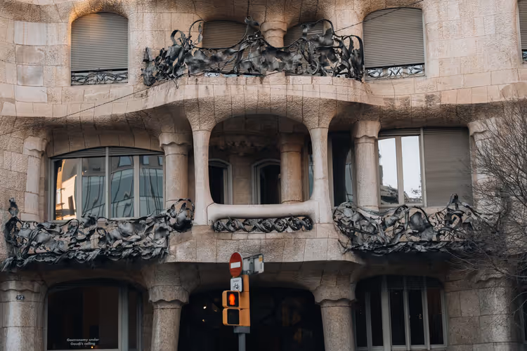 Passeig de Gràcia'da Gaudí'nin Casa Milà'sının cephesi