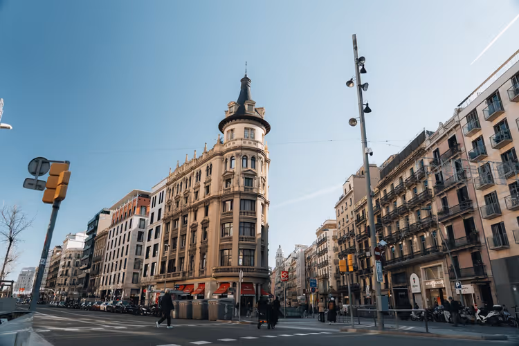 Historisk hotellbygning på et gatehjørne i Barcelona