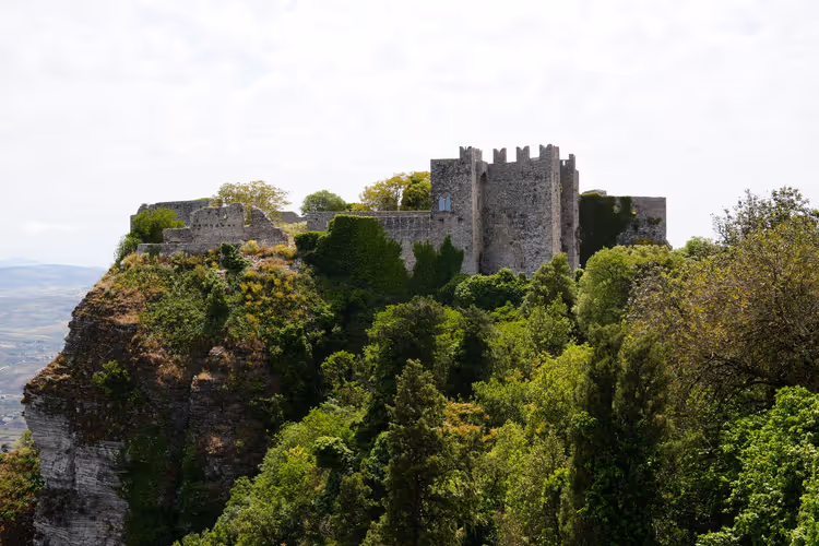 Erice'de kayalık bir uçurum üzerindeki ortaçağ kalesi
