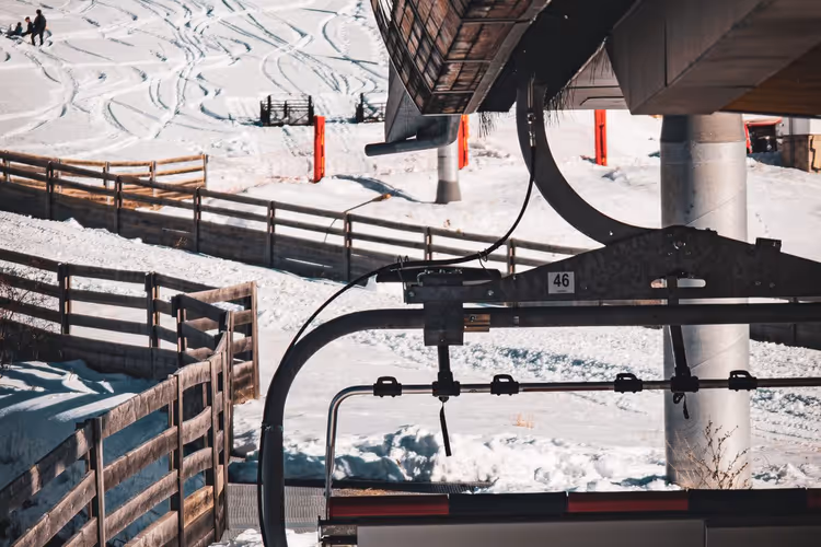 Skilift in einem verschneiten Skigebiet