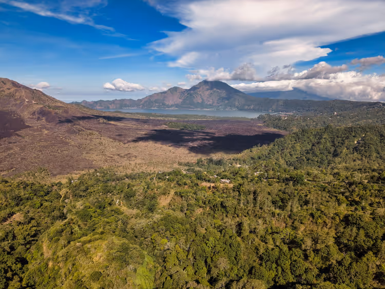Panorama av Mount Batur og innsjøen i kalderaen