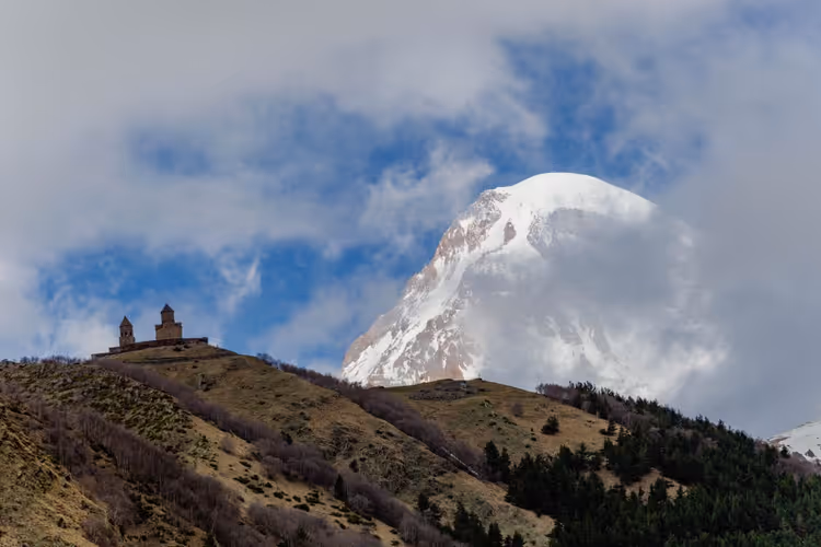 Gergetier Dreifaltigkeitskirche mit dem Kasbek im Hintergrund
