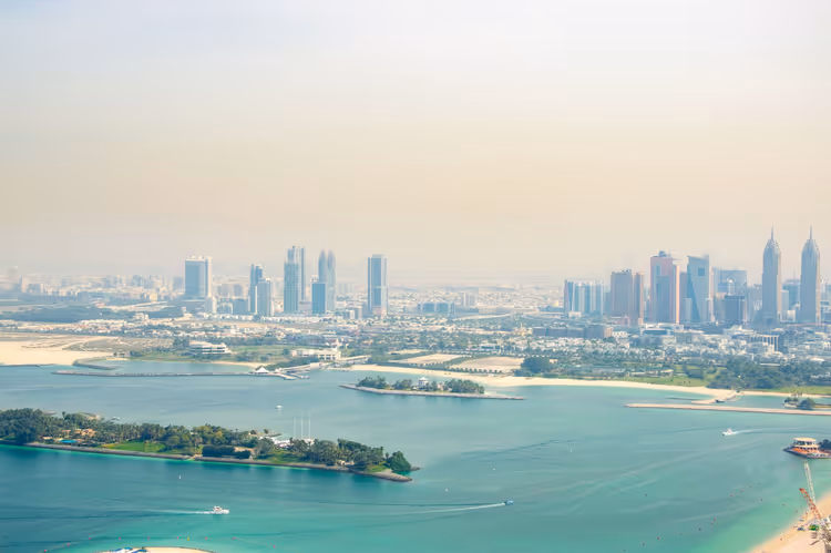 Flyfoto av Dubai: skyskrapere, strender og turkist vann