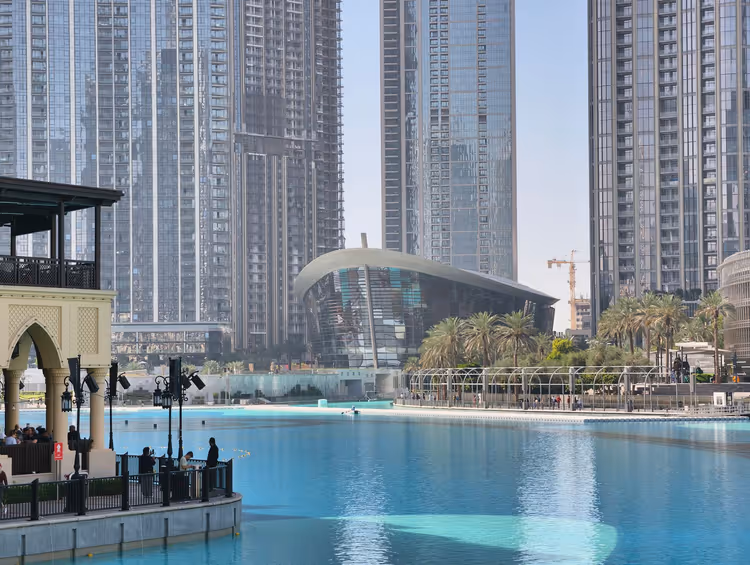 Utsikt over Dubai Opera og skyskrapere ved vannet