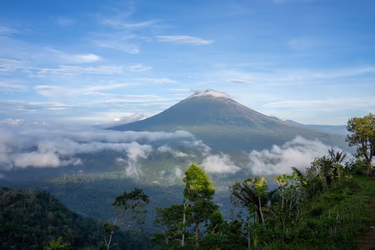 Bulutlar içinde Agung Dağı yanardağı, Bali