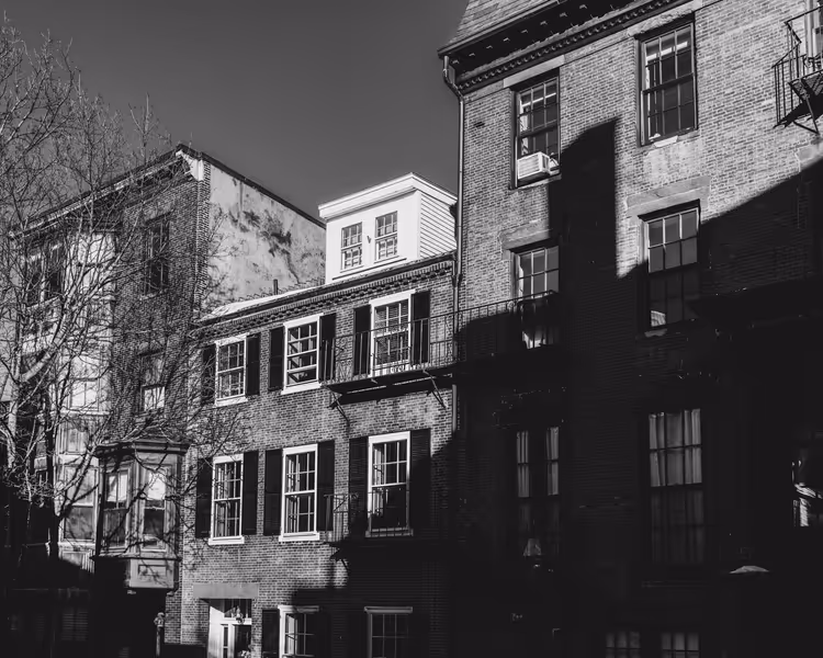 Boston'daki Beacon Hill'in tarihi tuğla evleri