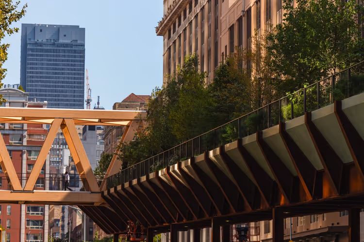 Die High Line als Hochpark zwischen New Yorker Gebäuden