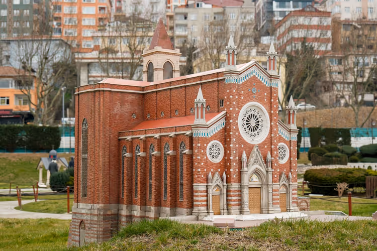 miniatyrkopi av en mursteinskirke i Miniatürk-parken