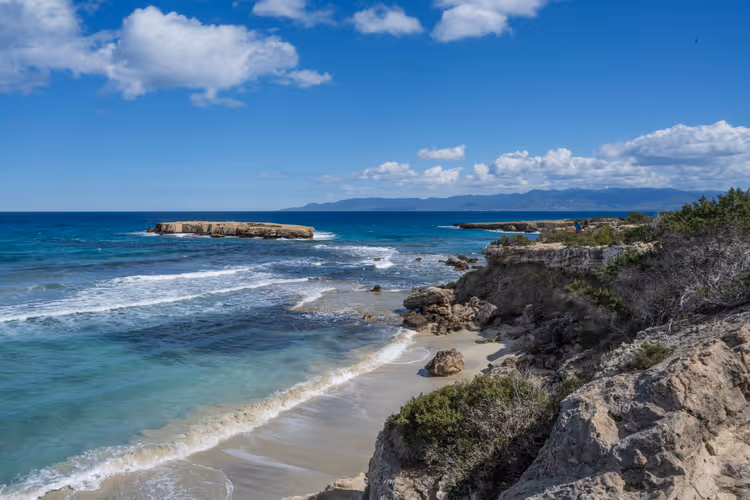Felsküste mit türkisfarbenem Wasser und einem Strand