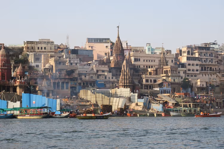 Uferpromenade des Ganges in Varanasi