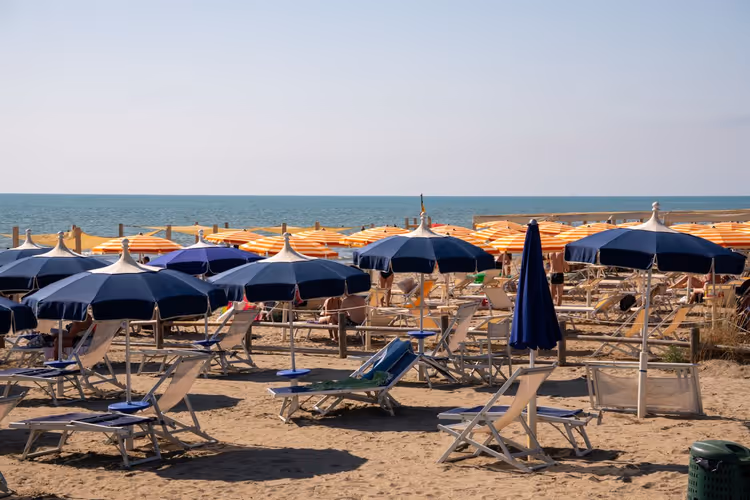 Spiaggia con ombrelloni in Italia d'estate