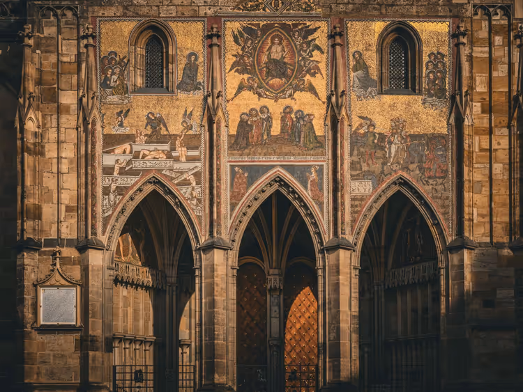 Den gylne porten i St. Vitus-katedralen med dommedagsmosaikk