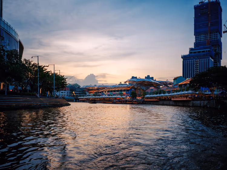 Singapore River Ufer bei Sonnenuntergang