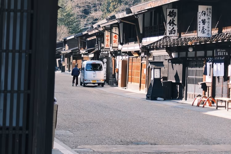 Japonya'da sessiz bir eski kasaba sokağı
