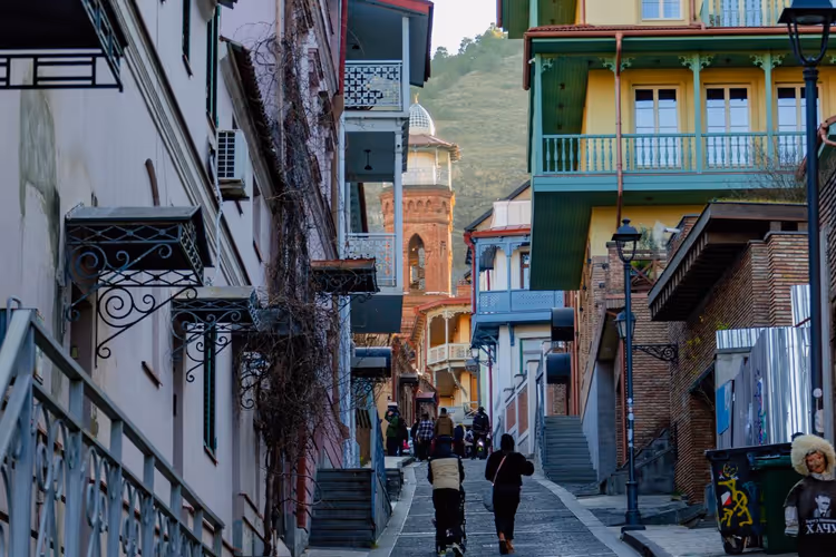 Kopfsteinpflastergasse in der Altstadt von Tiflis mit bunten Häusern