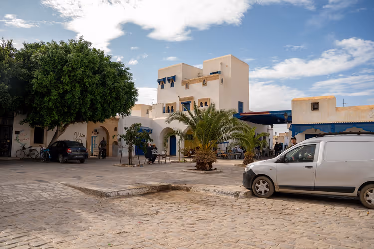 Gate på Djerba med hvite hus og palmer