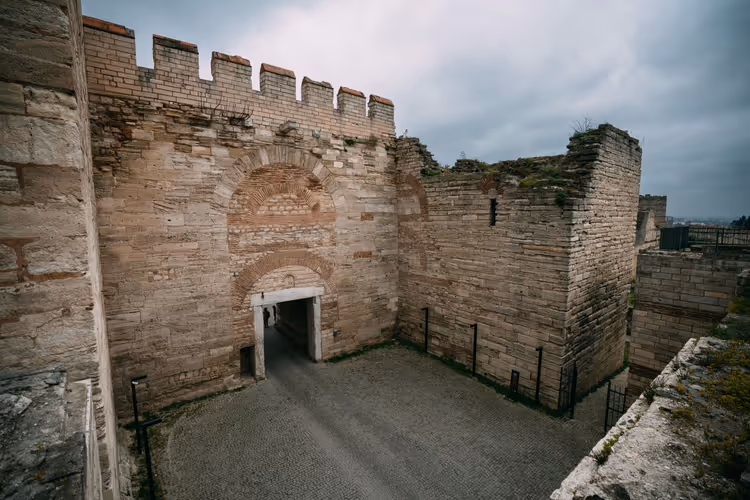 Oude Theodosiaanse muren met een gewelfde poort in Istanbul