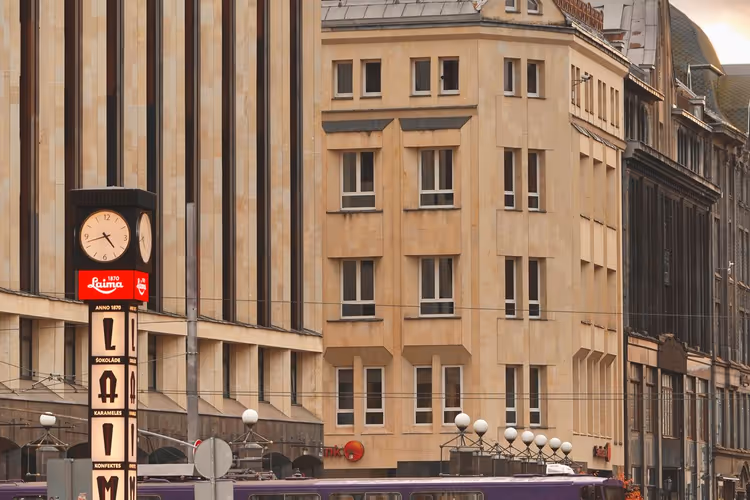 Straßenbahn in einer Straße in der Altstadt von Riga