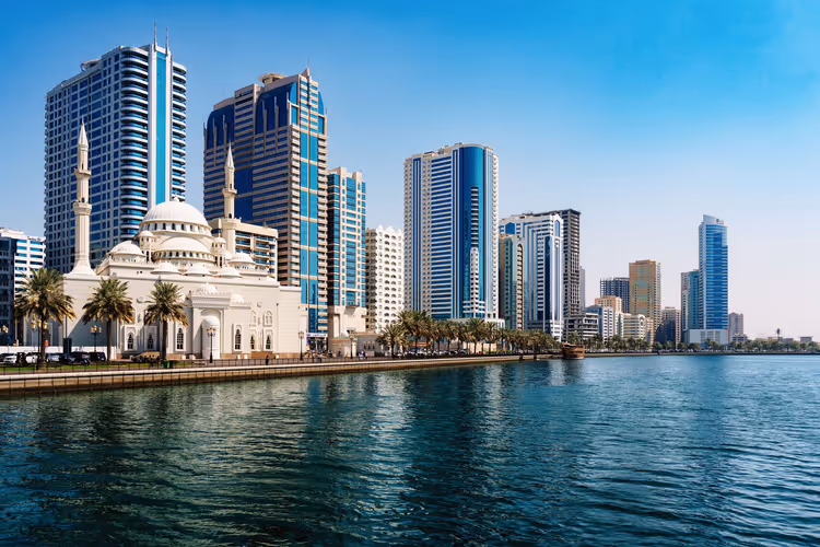 Moské og skyskrapere ved vannkanten i Sharjah