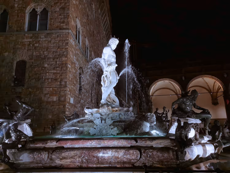 Neptunusfontein bij nacht op Piazza della Signoria
