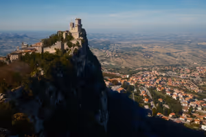 Hva du kan se i San Marino: 10 hovedattraksjoner